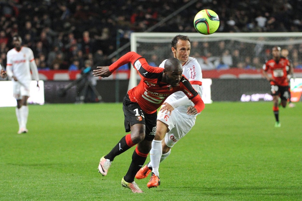 Domáci Giovanni Sio zabezpečil aspoň bod pre Rennes. Na snímke uniká skúsenému veteránovi Ricardovi Carvalhovi.