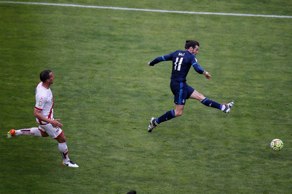 Gareth Bale (vpravo) strieľa jeden zo svojich gólov do siete Raya Vallecano.