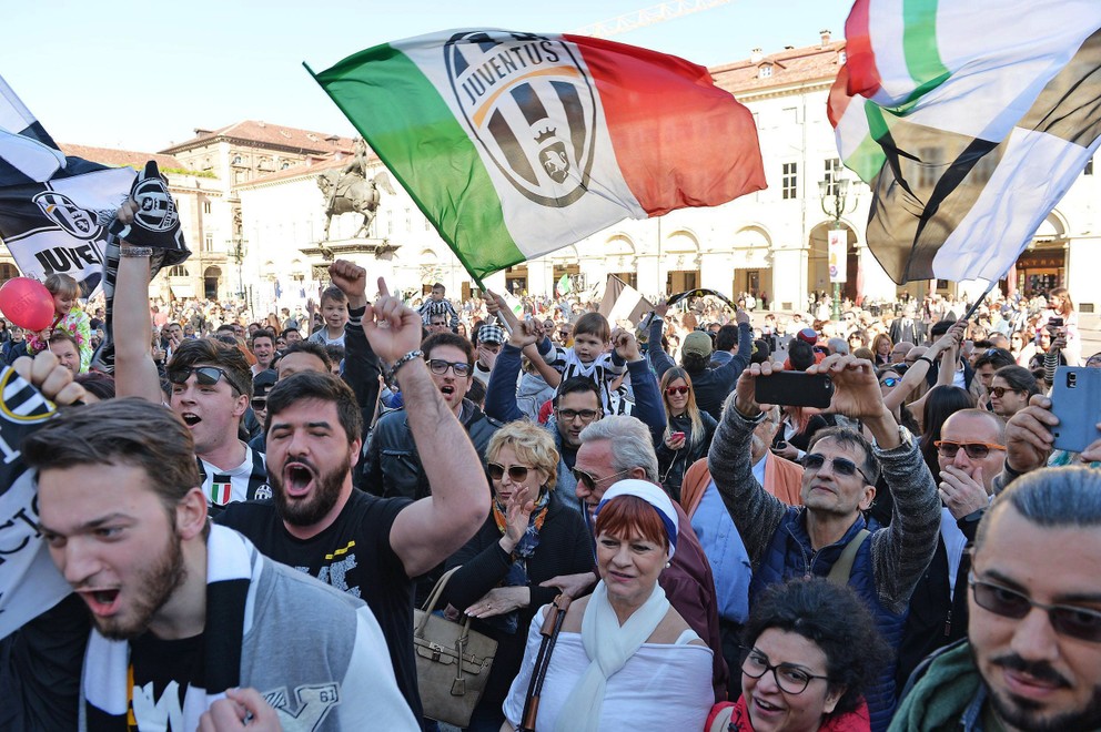 Fanúšikovia Juventusu oslavujú zisk majstrovského titulu.