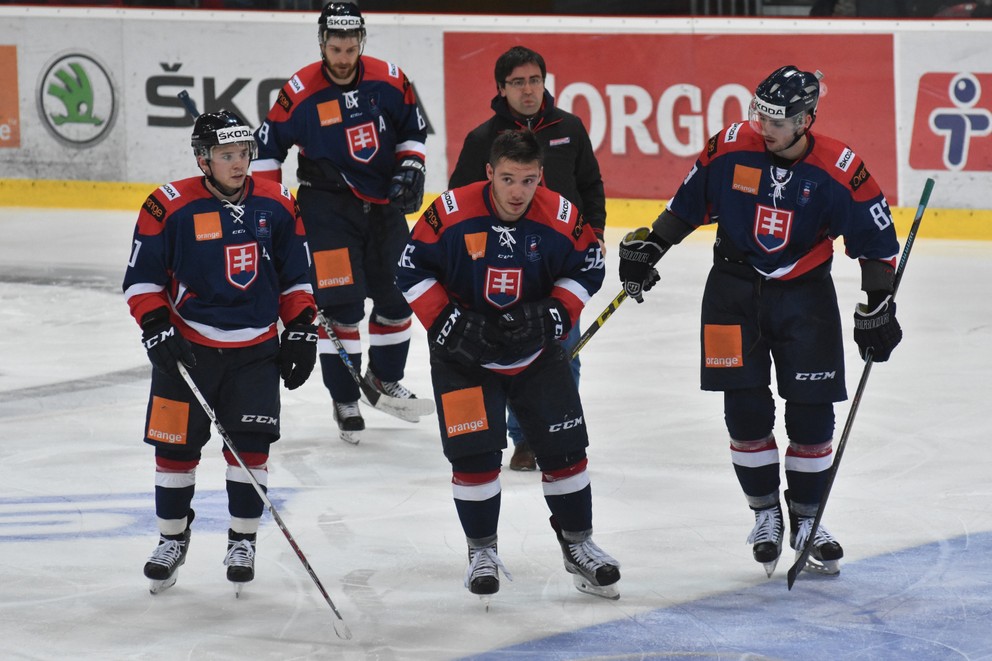 Slovenský reprezentant Marko Daňo (v strede) odchádza z ľadu po faule dánskeho hráča.