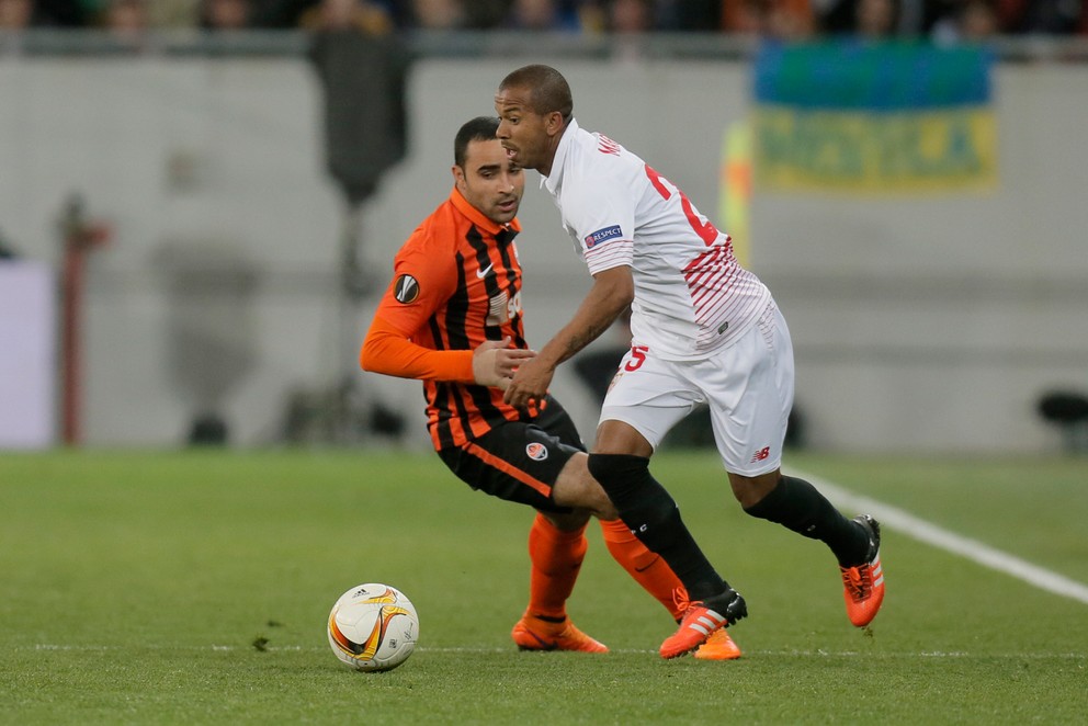 Na snímke vpravo hráč Sevilly Mariano.