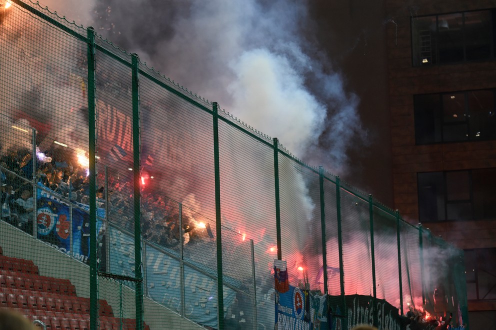 Zápas poznačilo vyčínanie fanúšikov Slovana.