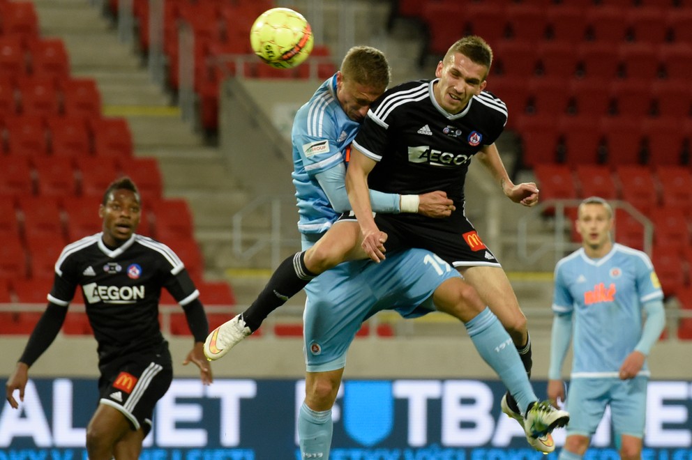 Trenčan Dávid Guba (druhý sprava) a Kornel Saláta (druhý zľava) zo Slovana.