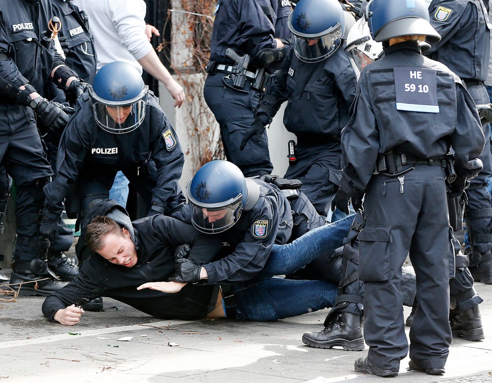 Nemeckí policajti sa dokážu porátať s chuligánmi.