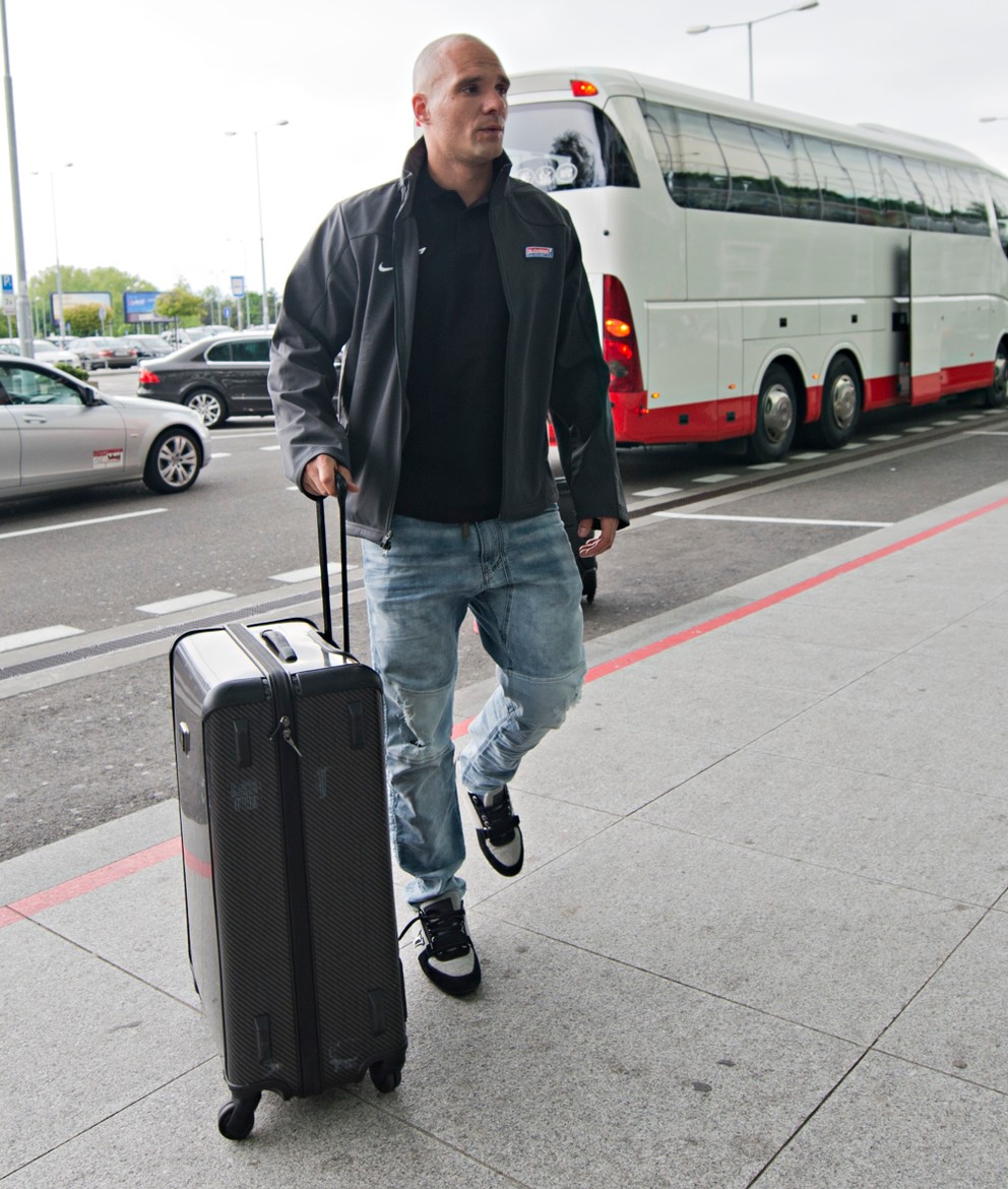 Andrej Sekera prichádza na letisko.