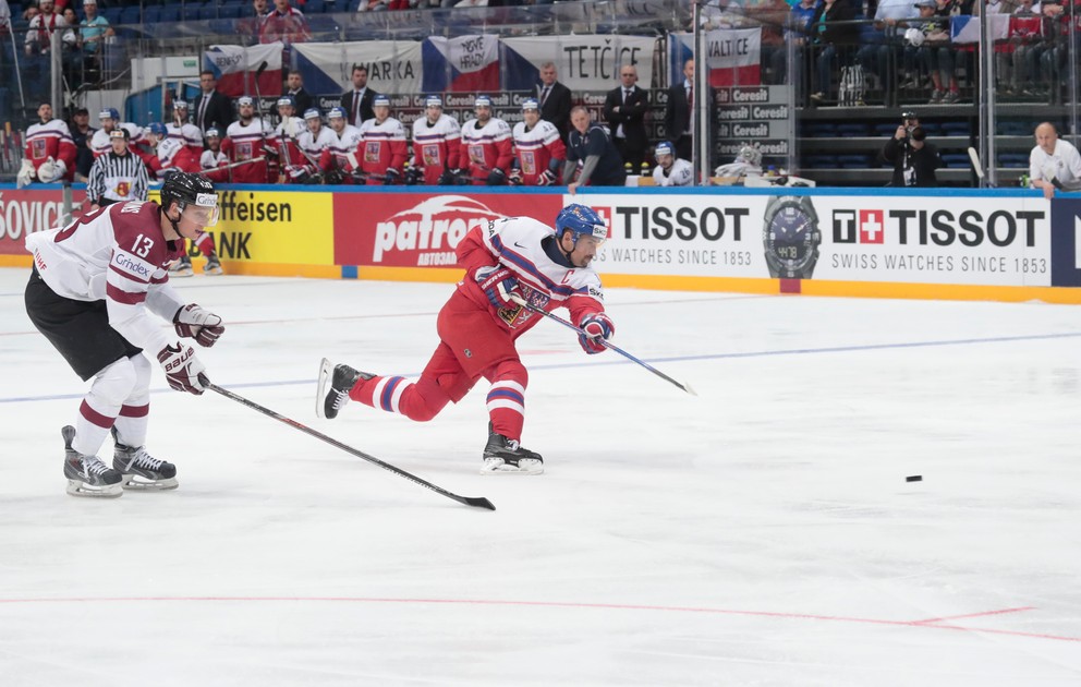 Tomáš Plekanec (vpravo) strieľa svoj prvý gól v zápase.