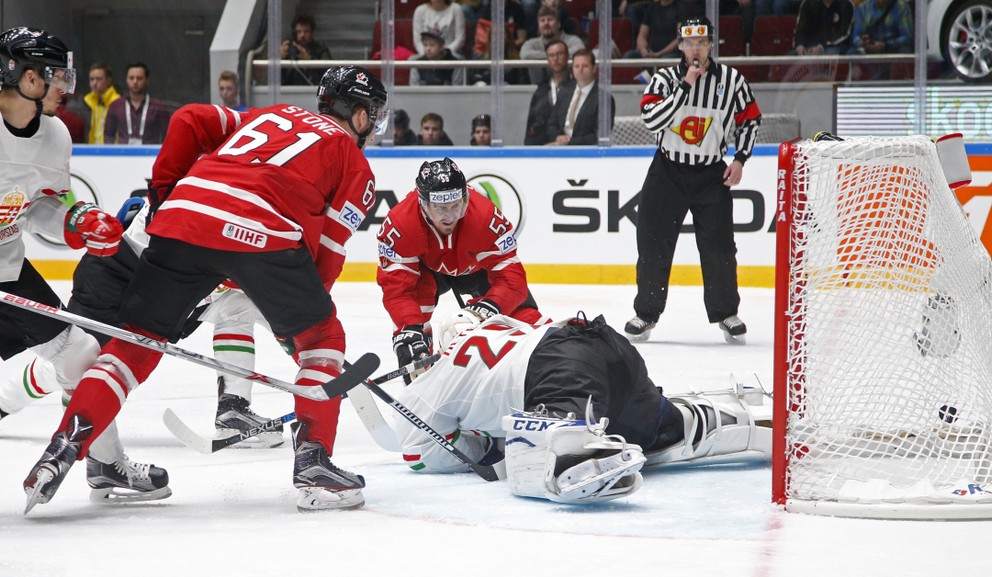 Kanaďan Stone (dres č. 61) dáva druhý gól Kanady.