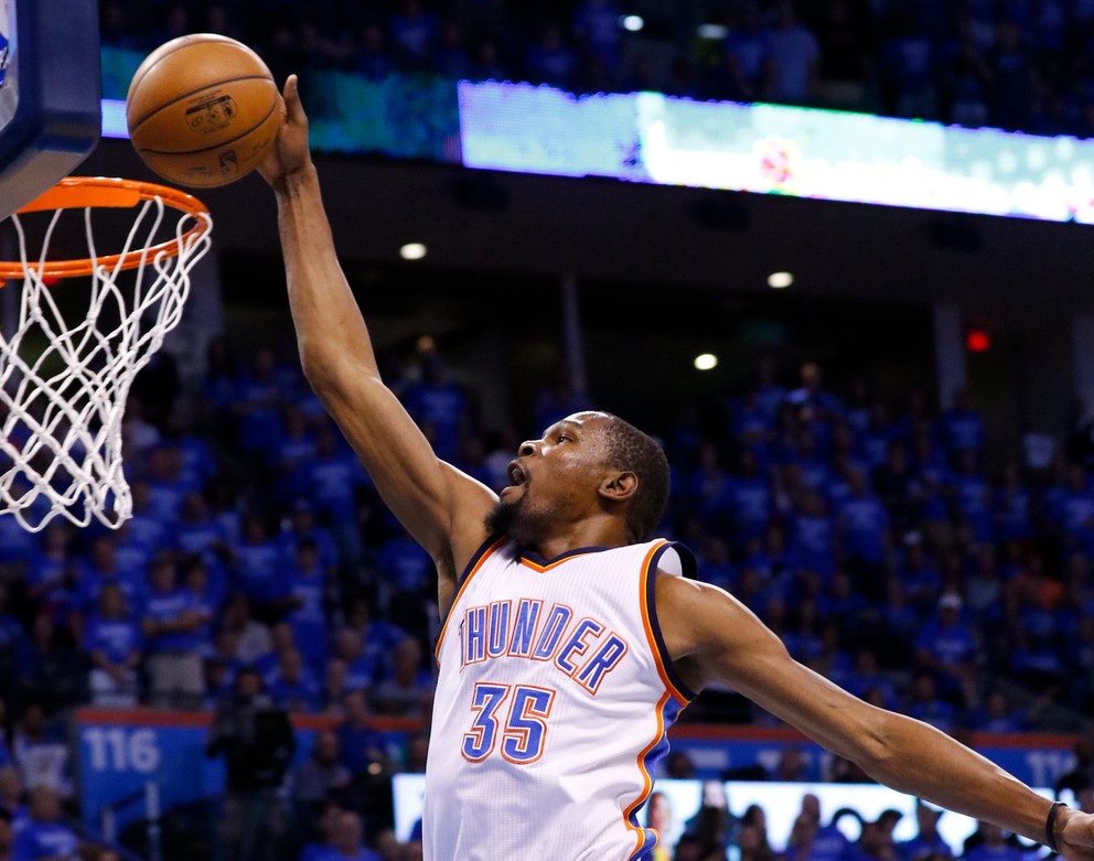 Kevin Durant v šiestom zápase série zaznamenal tridsaťsedem bodov.