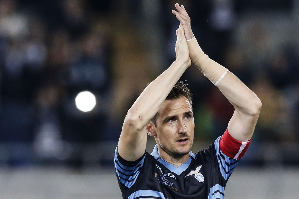 Miroslav Klose naposledy ďakuje tifosi Lazia Rím.