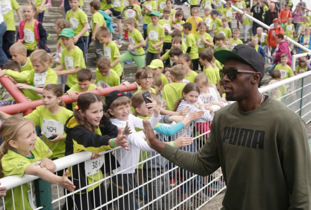 Jamajský šprintér Usain Bolt sa zdraví s deťmi počas detského atletického mítingu Čokoládová tretra v Prahe.