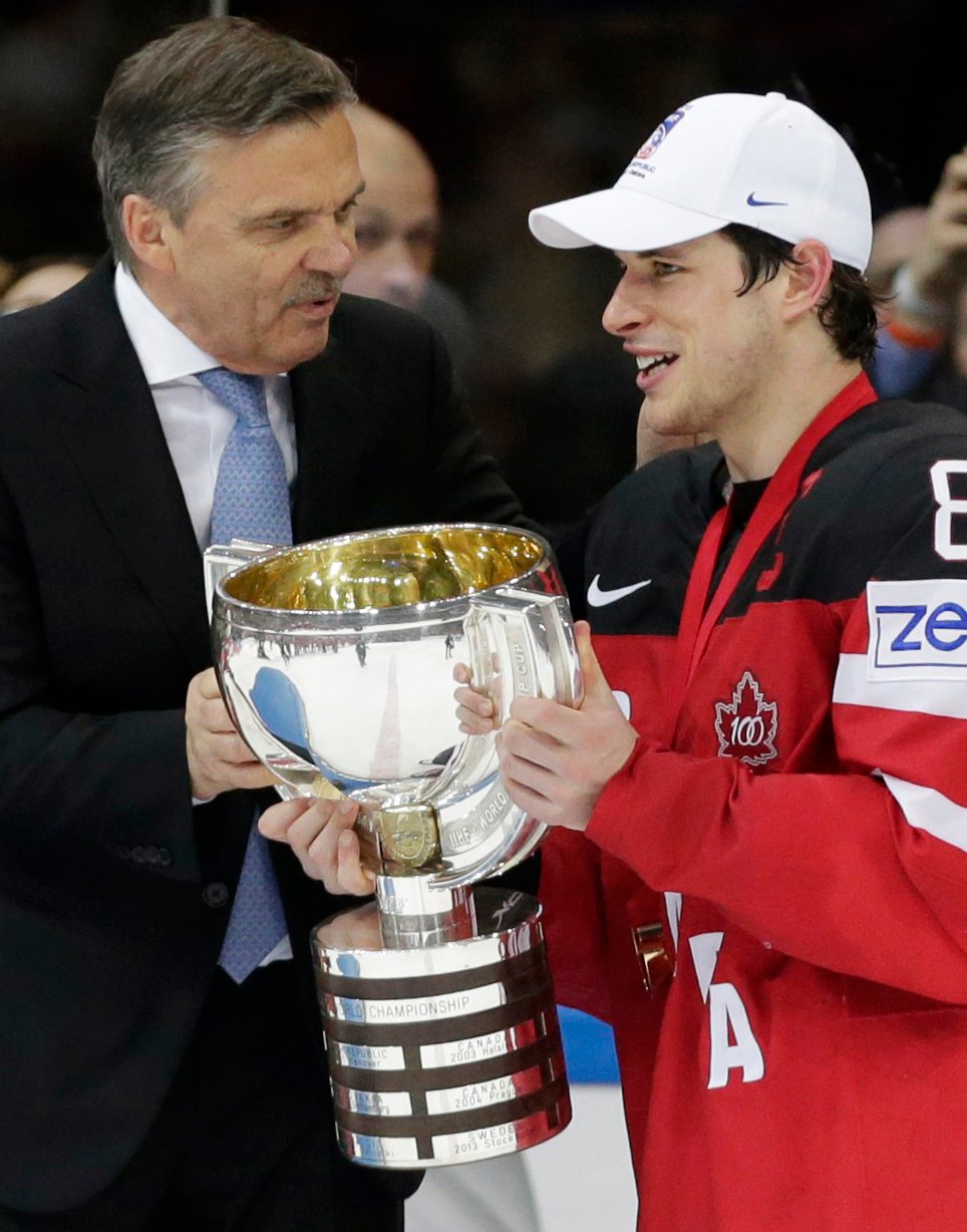 Na snímke zo 17. mája 2015 odovzdáva René Fasel trofej za víťazstvo na majstrovstvách sveta v Česku kapitánovi Kanady Sidneymu Crosbymu.