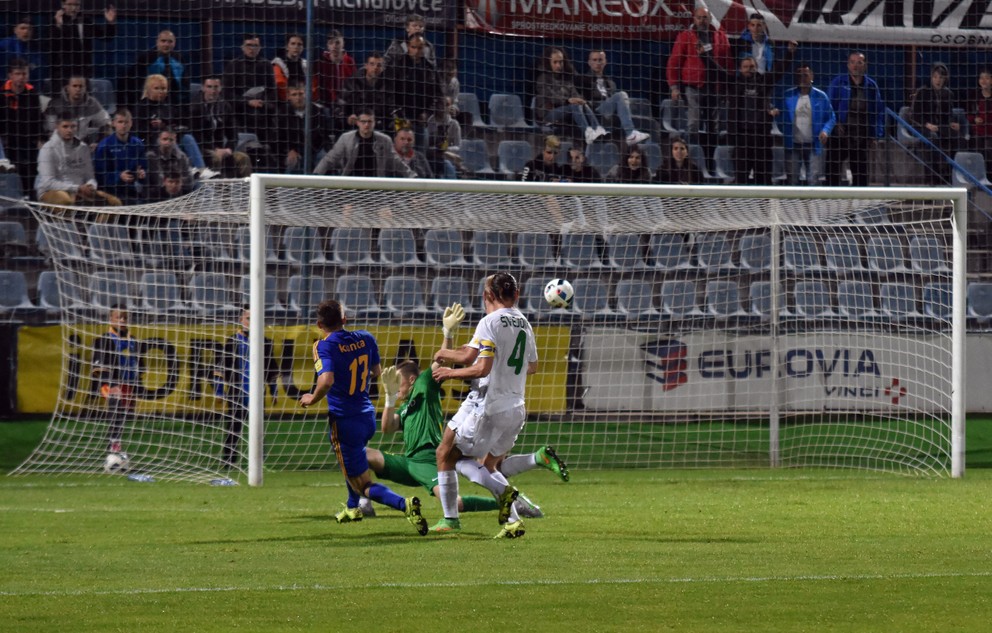 Michalovčan Dominik Kunca (s číslom 17) strieľa gól do siete brankára Žiliny Aleša Mandousa.