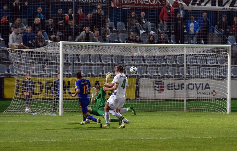 Michalovčan Dominik Kunca (s číslom 17) strieľa gól do siete brankára Žiliny Aleša Mandousa.