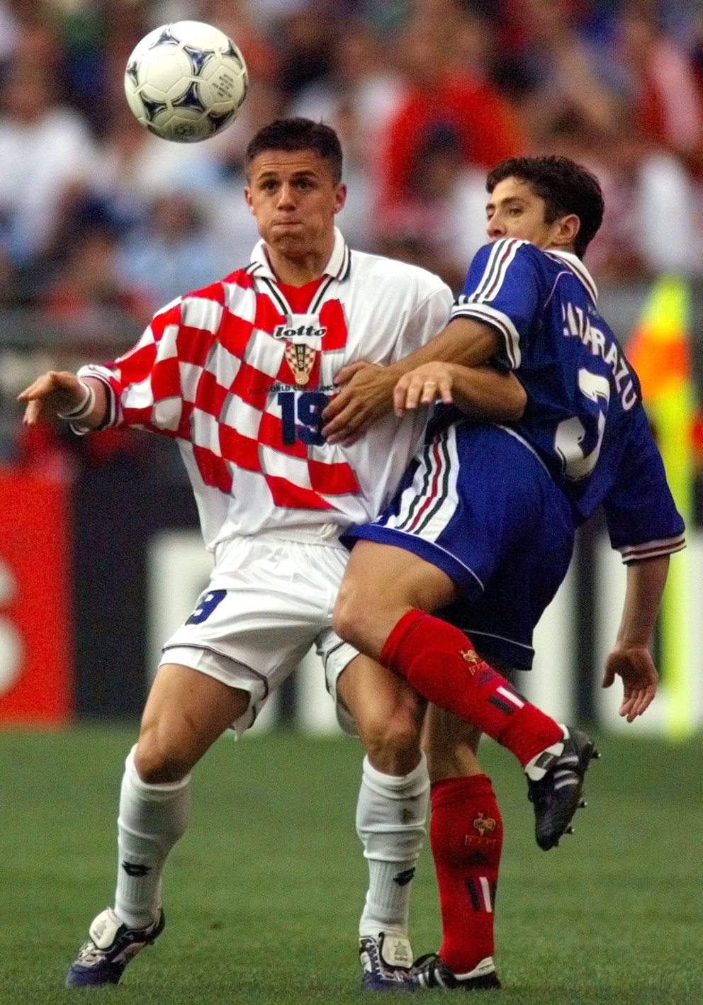 Vlaovič v súboji o loptu s francúzskym obrancom Lizarazuom v semifinálovom zápase MS 1998 na Stade de France.