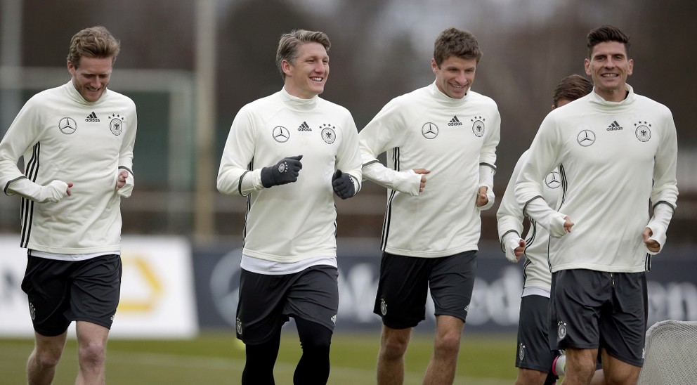 Bastian Schweinsteiger (druhý zľava) sa už pripravuje s národným tímom.