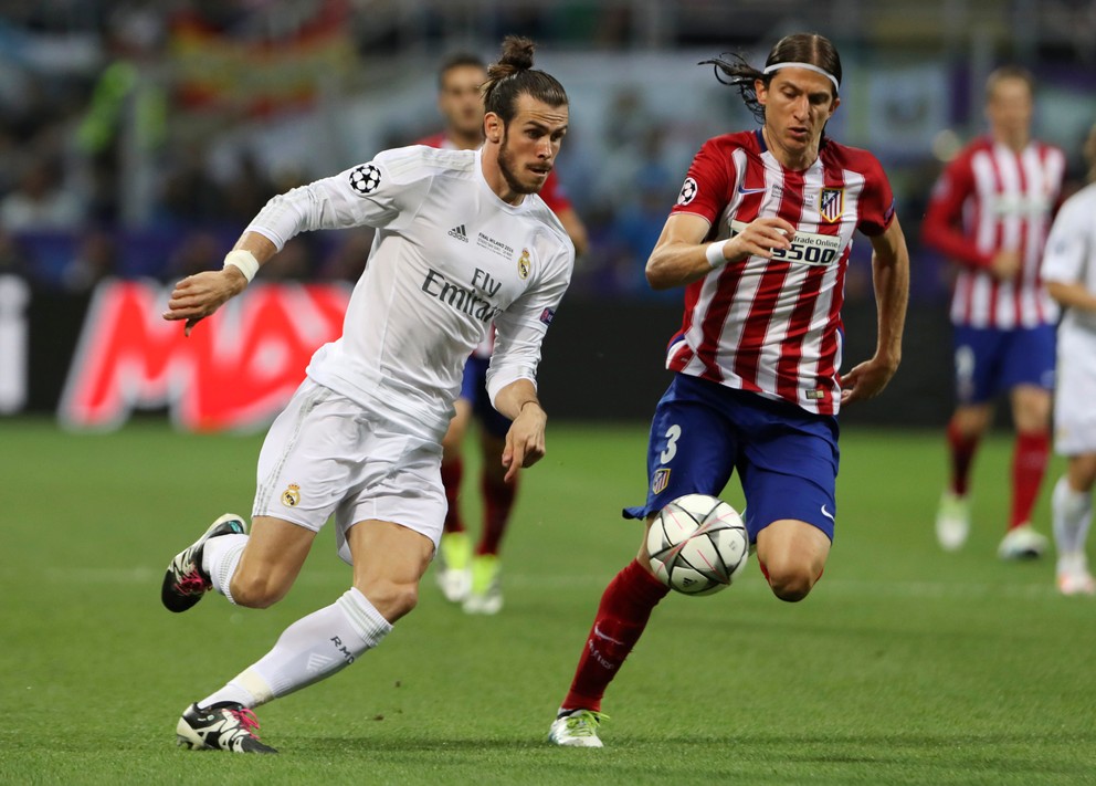 Gareth Bale (vľavo) uniká ľavému obrancovi Filipe Luisovi.