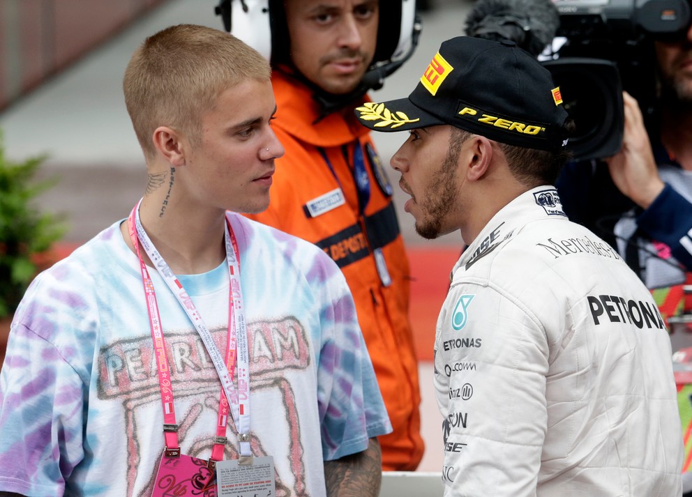 Hamiltonovi poblahoželal priamo v dejisku pretekov aj populárny kanadský spevák Justin Bieber (vľavo). 