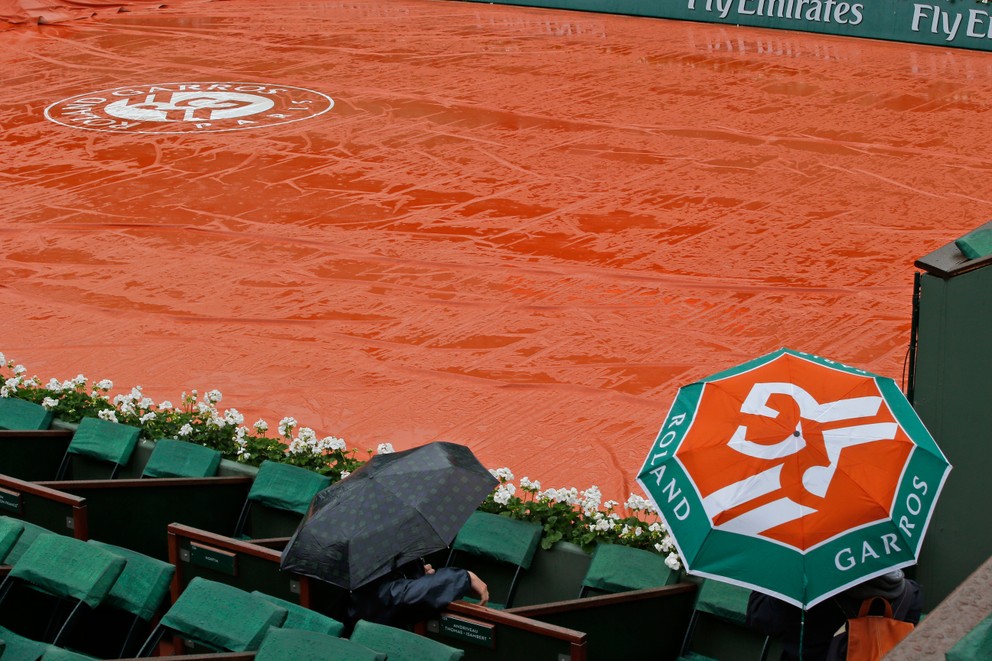 V Paríži počasie turnaju nepraje.