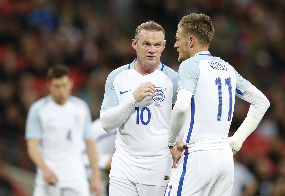 Rooney (vľavo) by mal v útoku pôsobiť s Jamiem Vardym.