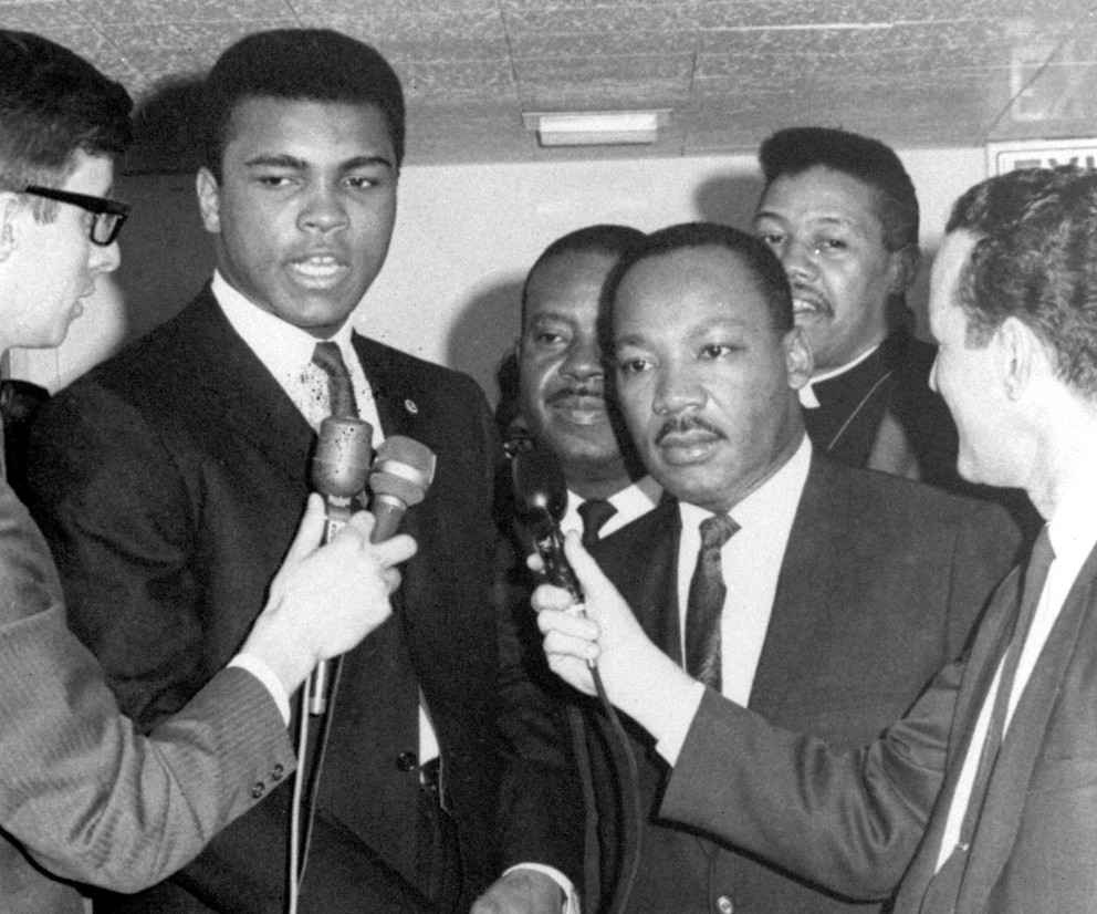 Dvojica, ktorá patrí medzi najznámejších Afroameričanov v histórii. Mladý Muhammad Ali a Dr. Martin Luther King (vpravo) odpovedajú na otázky médií.