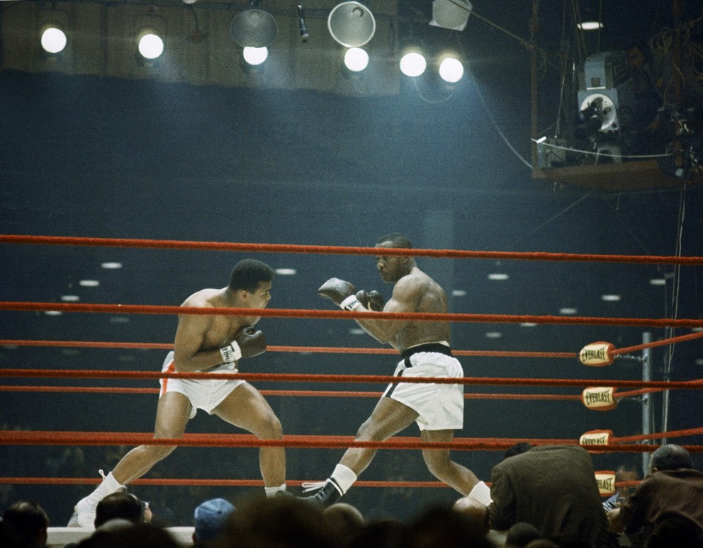 Vľavo Cassius Clay (neskôr známy ako Muhammad Ali) takto bojoval vo februári 1964 v prestížnom súboji so Sonym Listonom.