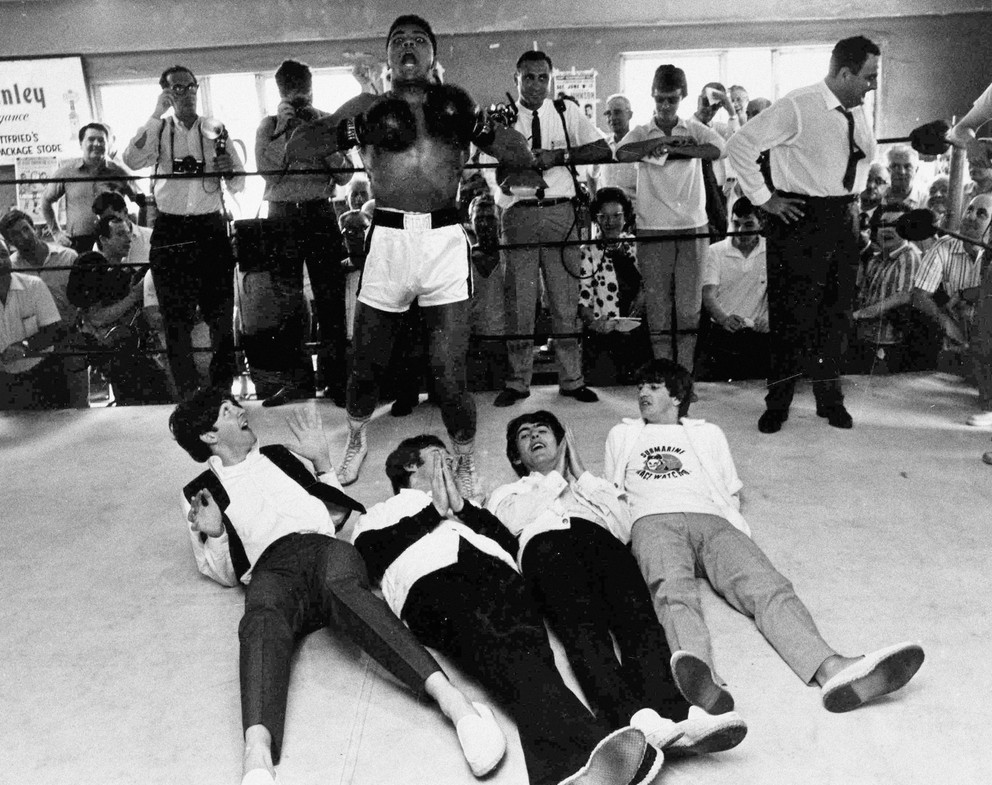 V ringu môže byť niekedy aj zábava. Ali s "chrobákmi" z the Beatles počas ich návštevy Spojených štátov vo februári 1964. 
