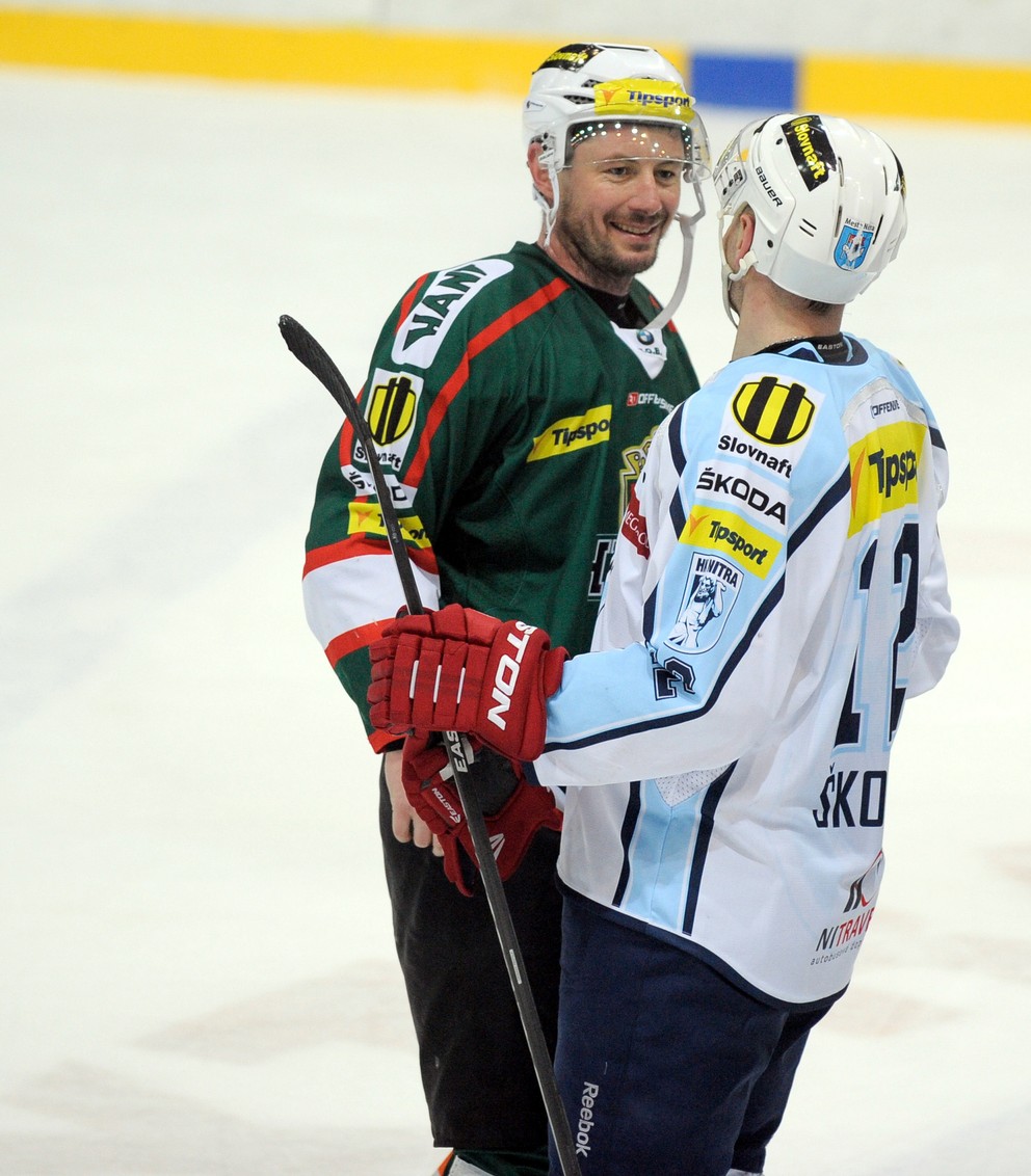 Školiak obliekal krátko aj dres Nitry. Na fotografii sa zdraví po zápase s kamarátom Miroslavom Zálešákom.