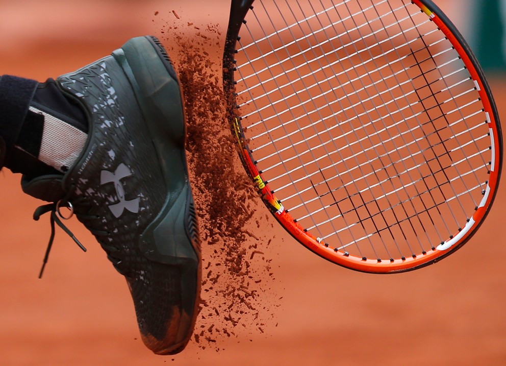 Pekná momentka. Andy Murray si obúchava antuku z podrážky svojej obuvi.