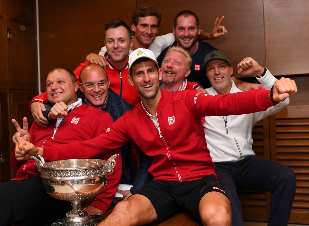 Takto sa Djokovič tešil so svojim tímom z triumfu na Roland Garros. Marián Vajda je na snímke úplne vľavo. 