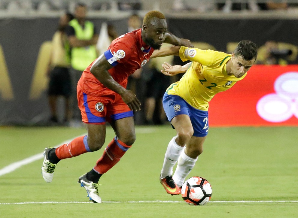 Reginal Goreux z Haiti (vľavo) v súboji o loptu s Brazílčanom Philippom Coutinhom.