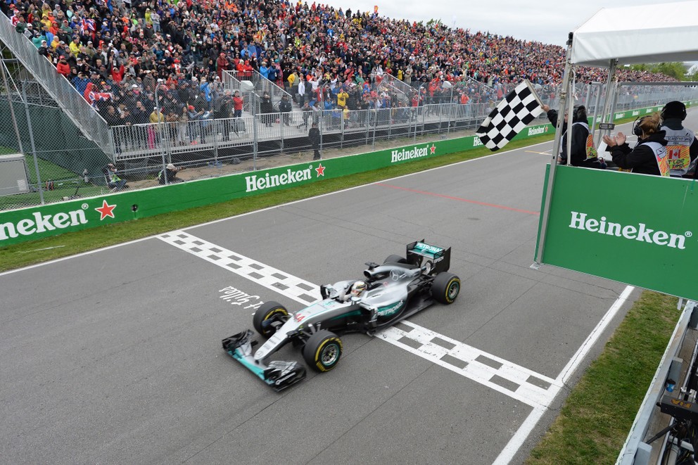 Lewis Hamilton prechádza cieľom Veľkej ceny Kanady.