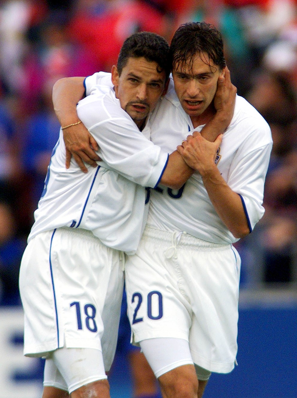Na snímke z 11. júna 1998 sa Enrico Chiesa (vpravo) objíma s krajanom Robertom Baggiom.