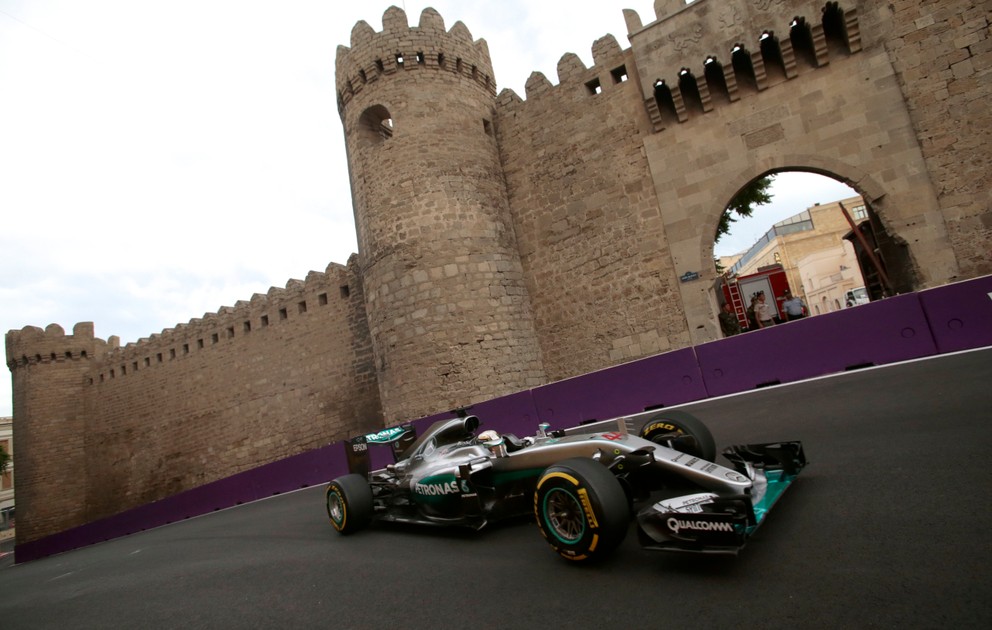 Lewis Hamilton v uliciach Baku.