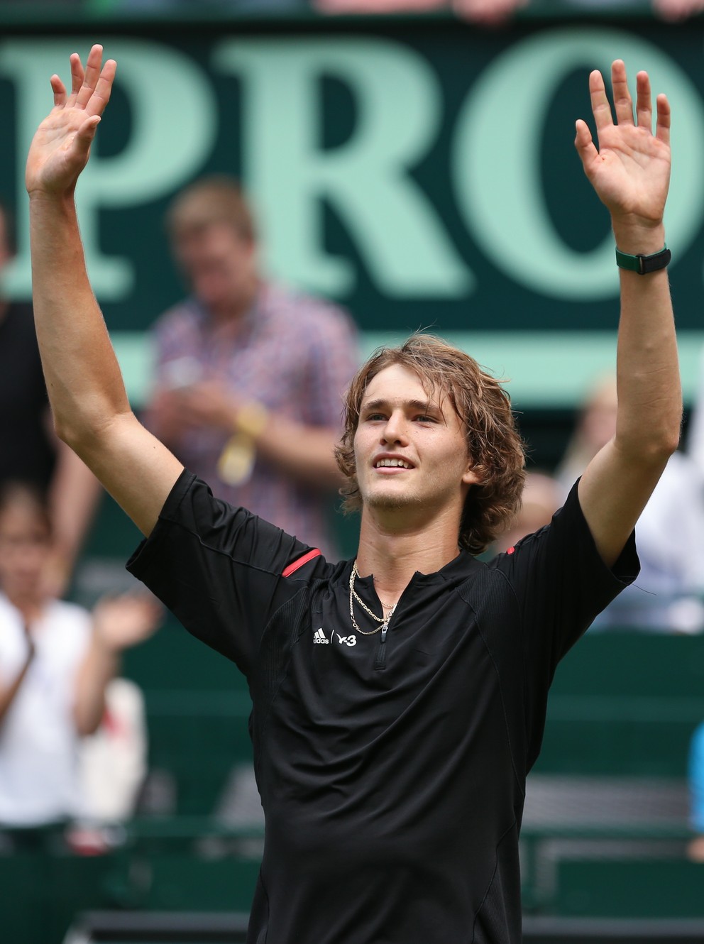 Alexander Zverev sa teší z víťazstva nad Rogerom Federerom.