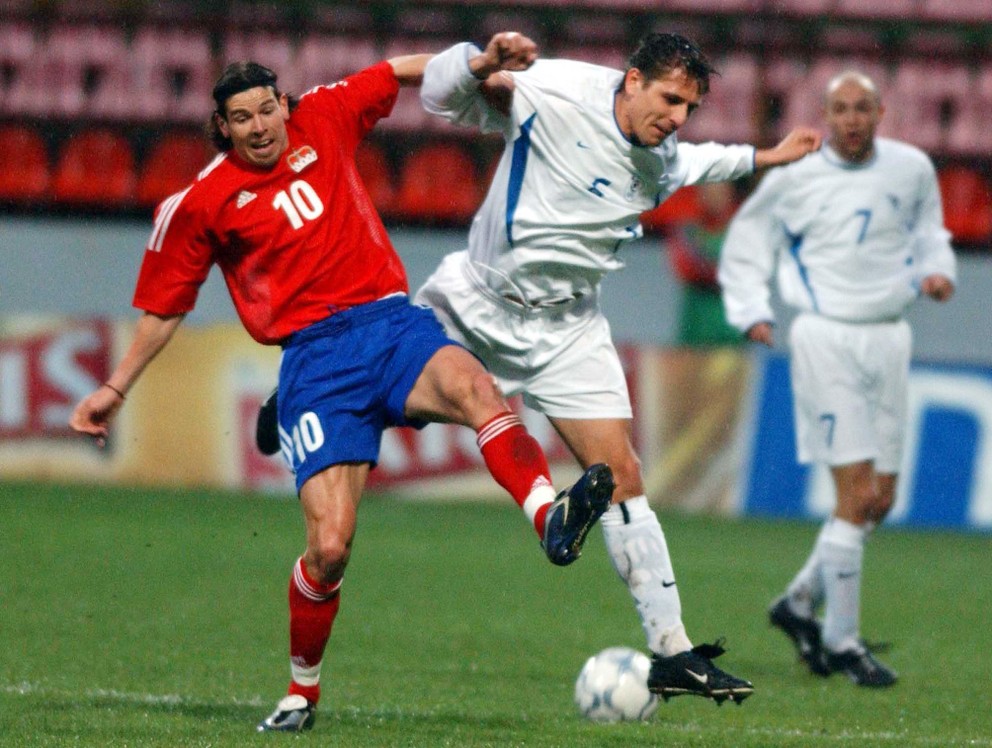 Igor Demo (v strede) je bývalým slovenským reprezentantom. Na snímke z 2. apríla 2003 bojuje o loptu v kvalifikačnom stretnutí o postup na ME 2004 s hráčom Lichtenštajnska Mariom Frickom.