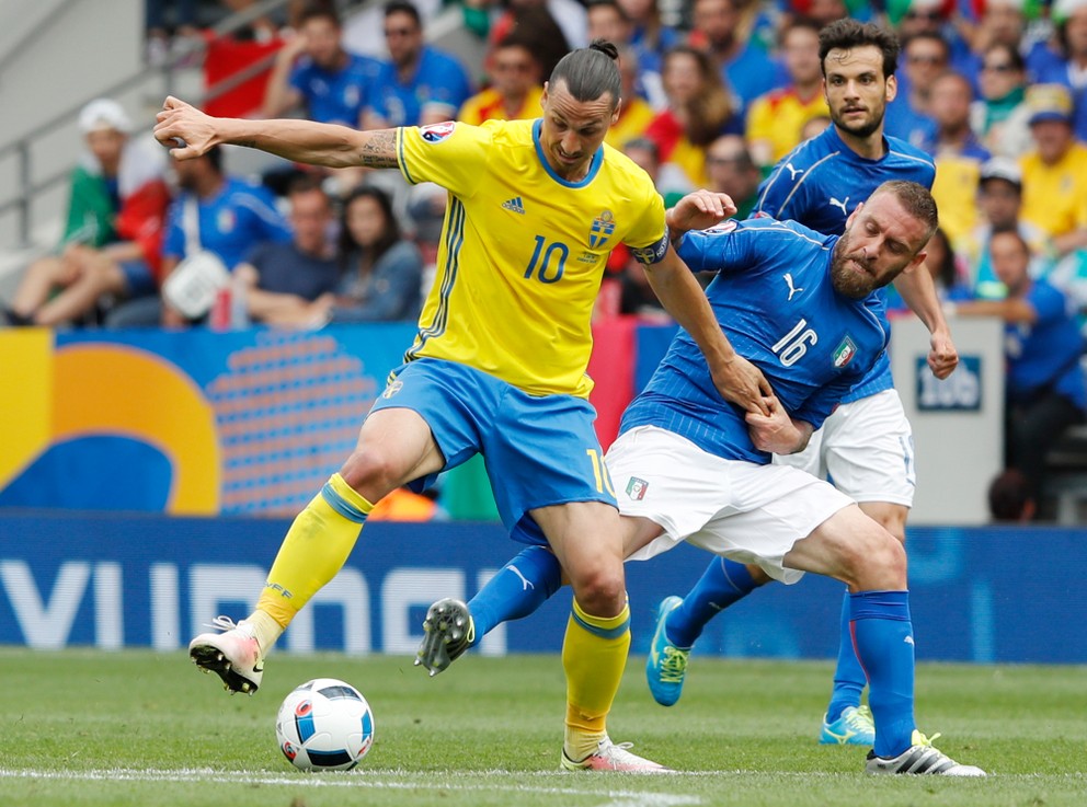 Daniele De Rossi (s číslom 16) sa pokúša odzbrojiť od lopty Švéda Zlatana Ibrahimoviča.