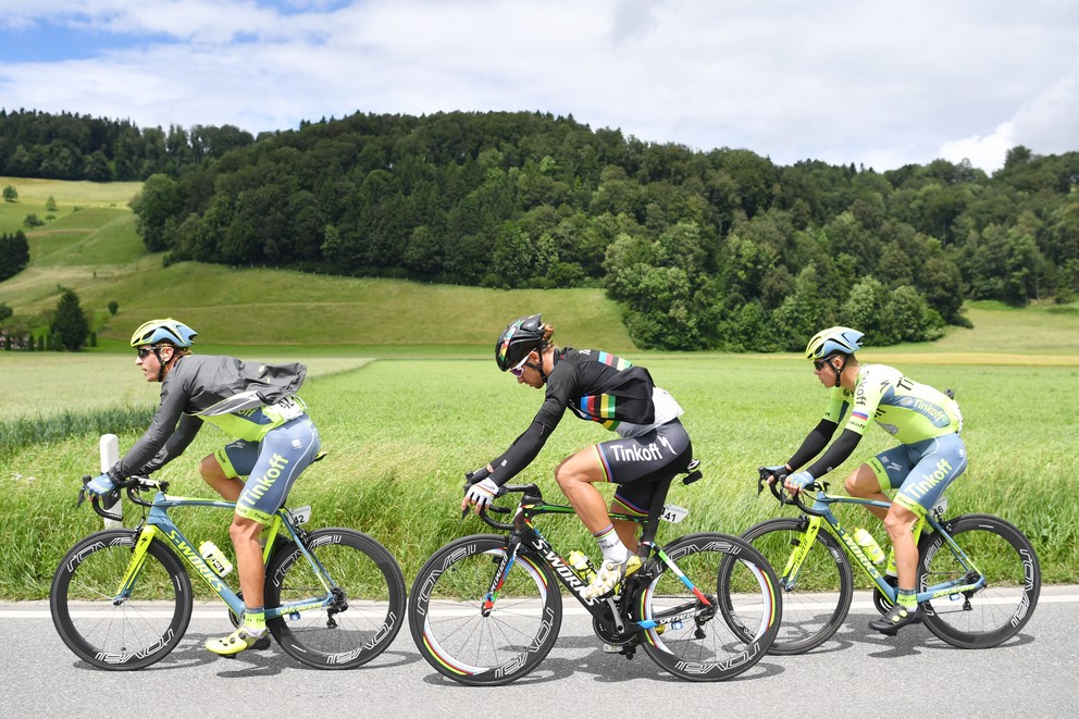Na pretekoch Okolo Švajčiarska pomáhal Juraj Sagan (vpravo) bratovi Petrovi (v strede).