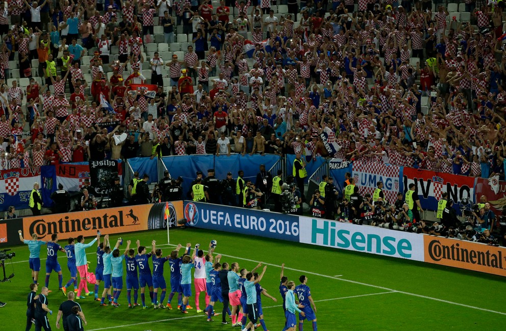 Futbalisti Chorvátska oslavujú s fanúšikmi víťazstvo nad Španielskom.