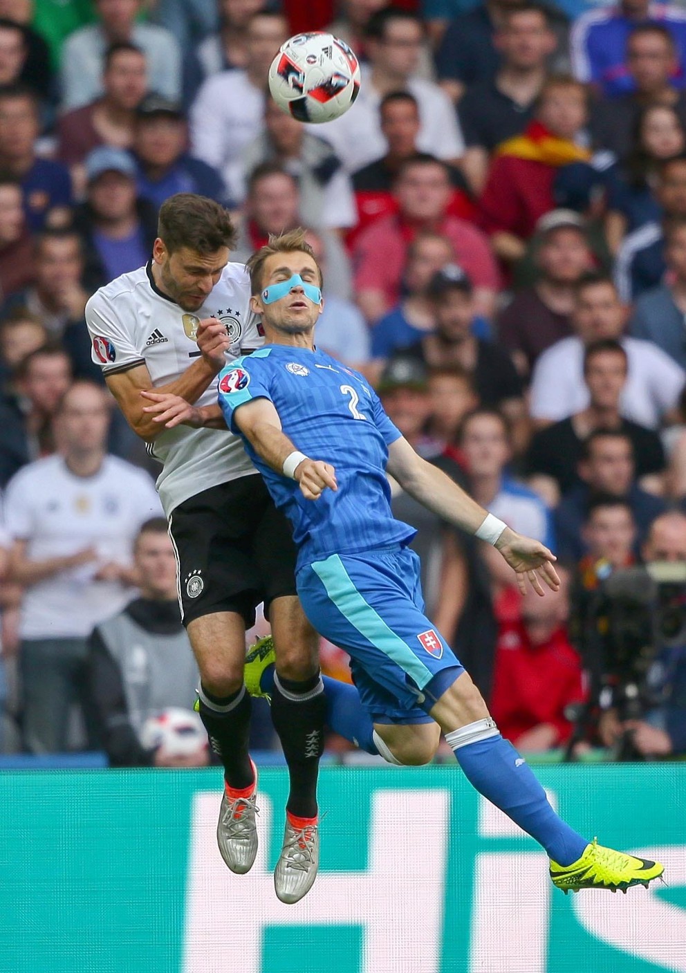 Peter Pekarík (vpravo) sa napriek zranenému nosu nešetrí. Na fotografii v súboji s ľavým obrancom Nemecka Jonas Hector.