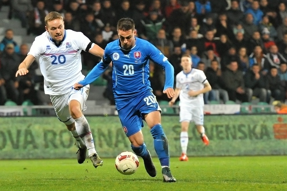 V novembri minulého roka Slováci v priateľskom zápase zdolali hráčov Islandu (v bielom) v Žiline 3:1.