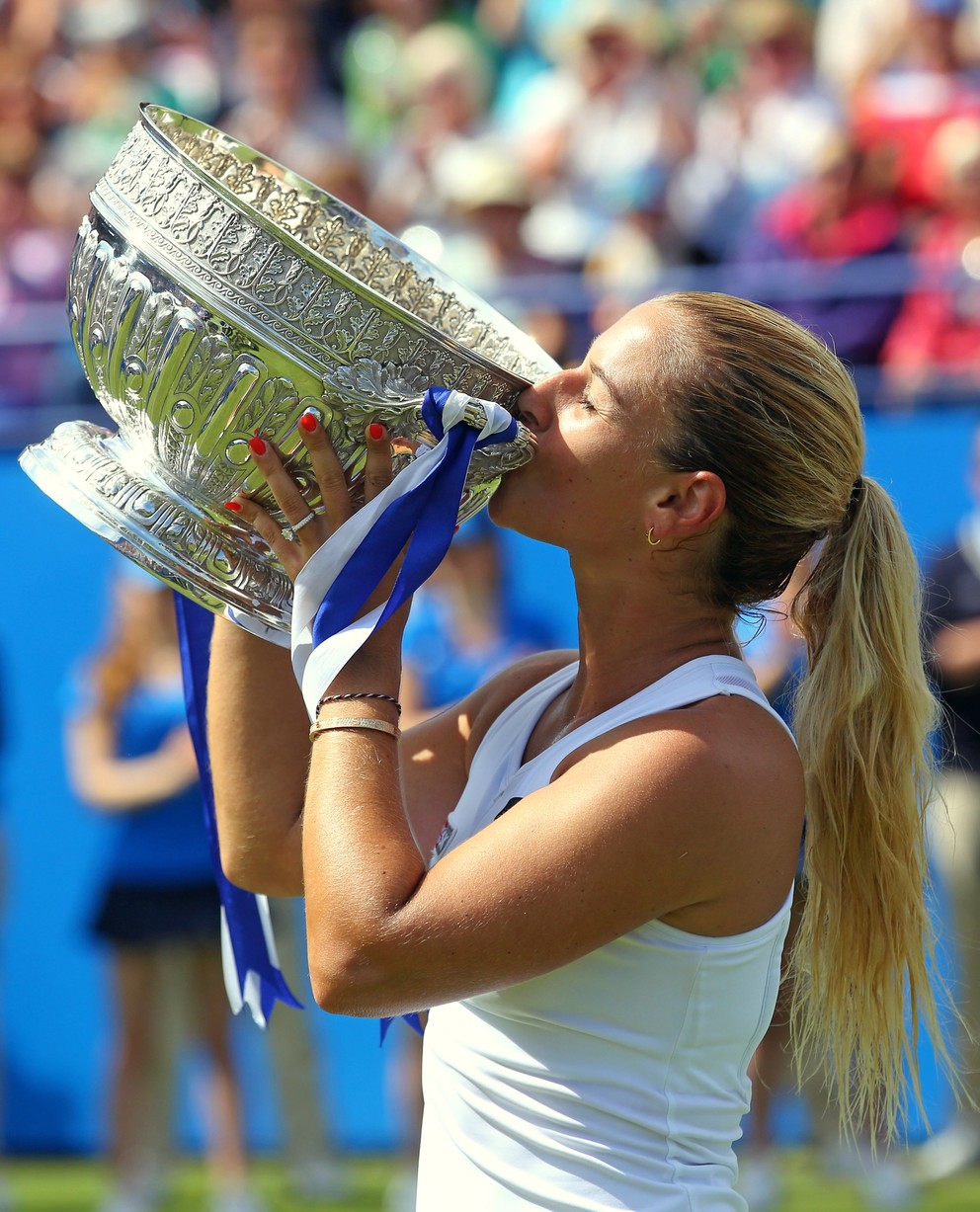 Dominika Cibulková bozkáva trofej za víťazstvo na turnaji v Eastbourne.