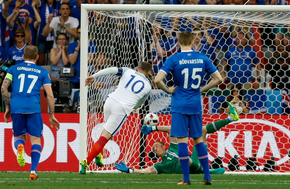 Wayne Rooney (s číslom 10) strieľa z pokutového kopu gól do siete Islandu.