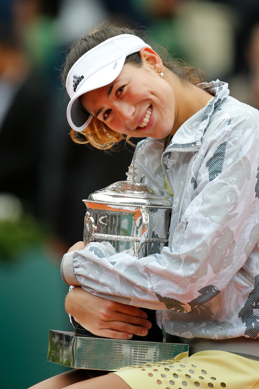Garbine Muguruzová sa teší z trofeje za víťazstvo na Roland Garros.