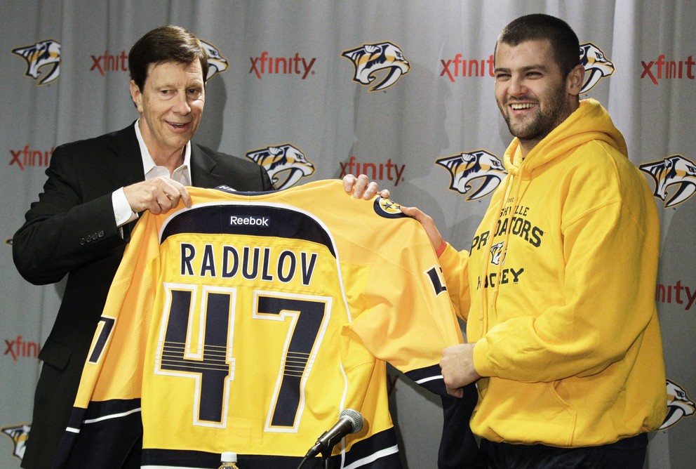 Alexander Radulov (vpravo) už v minulosti v NHL pôsobil. Obliekal si dres Nashvillu Predators.