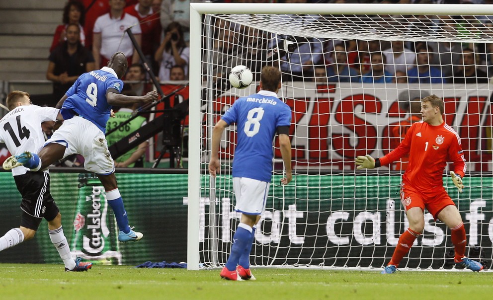 Taliansko sa stretlo s Nemeckom aj v semifinále MS 2012. Na snímke strieľa gól Mario Balotelli (druhý zľava).