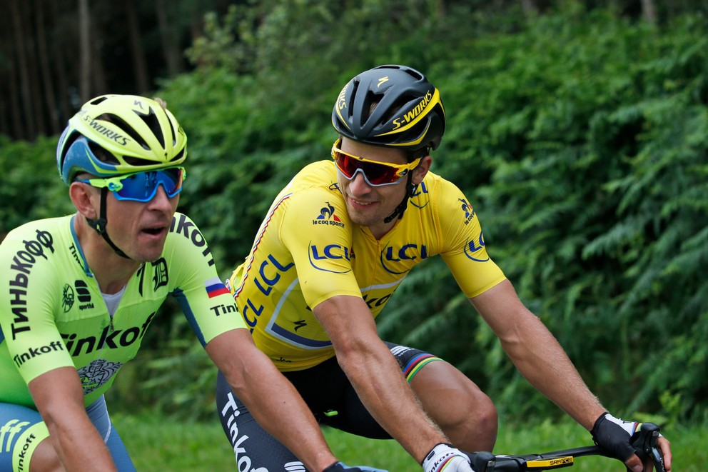 Peter Sagan v žltom drese komunikuje s tímovým kolegom Maciejom Bodnarom.