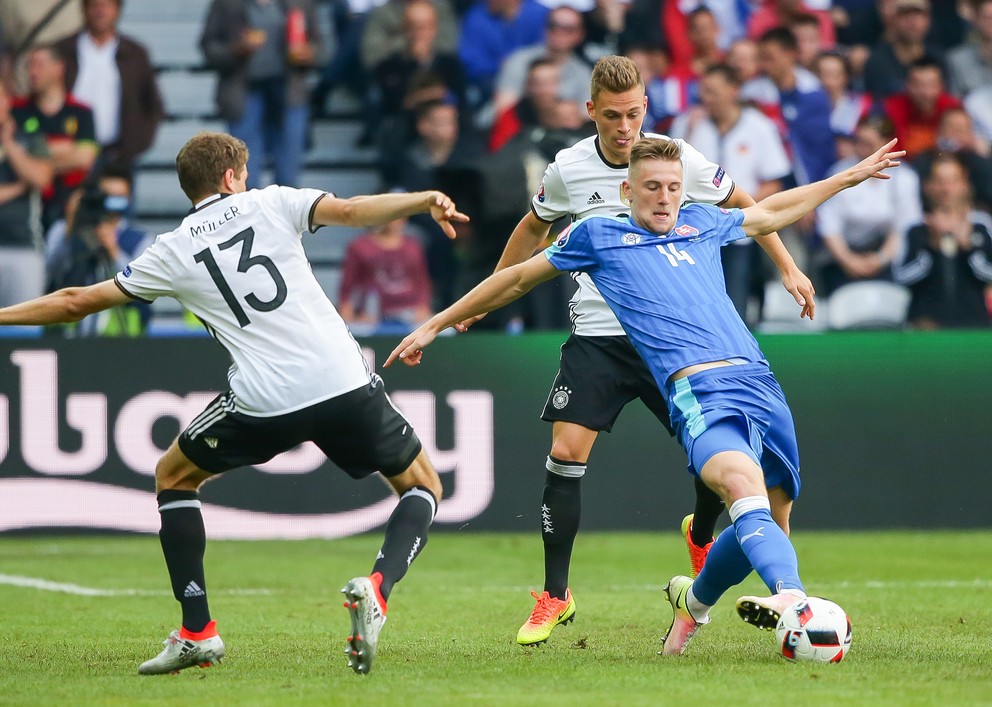 Milan Škriniar (s číslom 14) nastúpil v základnej zostave seniorskej reprezentácie aj aj na uplynulých majstrovstvách Európy. Teraz raz však po dohode trénerov môže pomôcť 21-tke.