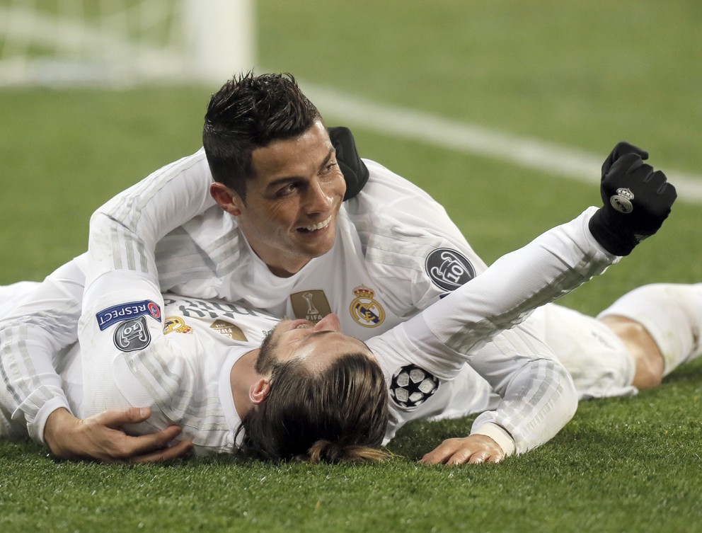 Cristiano Ronaldo (hore) oslavuje gól so spoluhráčom Garethom Baleom.