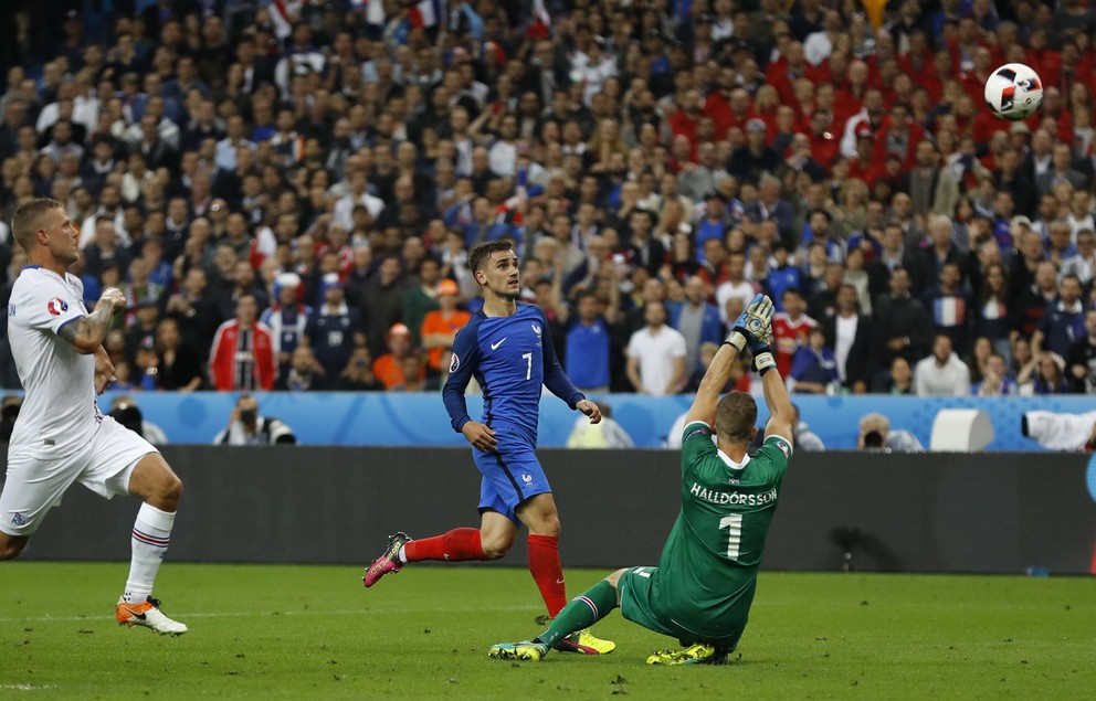 Antoine Griezmann (v strede) je najlepším strelcom Francúzska na šampionáte. Na snímke strieľa gól do siete Islandu.