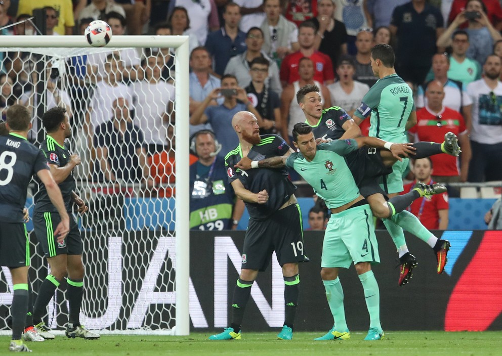 Cristiano Ronaldo strieľa hlavou svoj gól do siete Walesu.